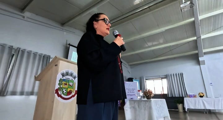 Milene Bordini palestrando em evento