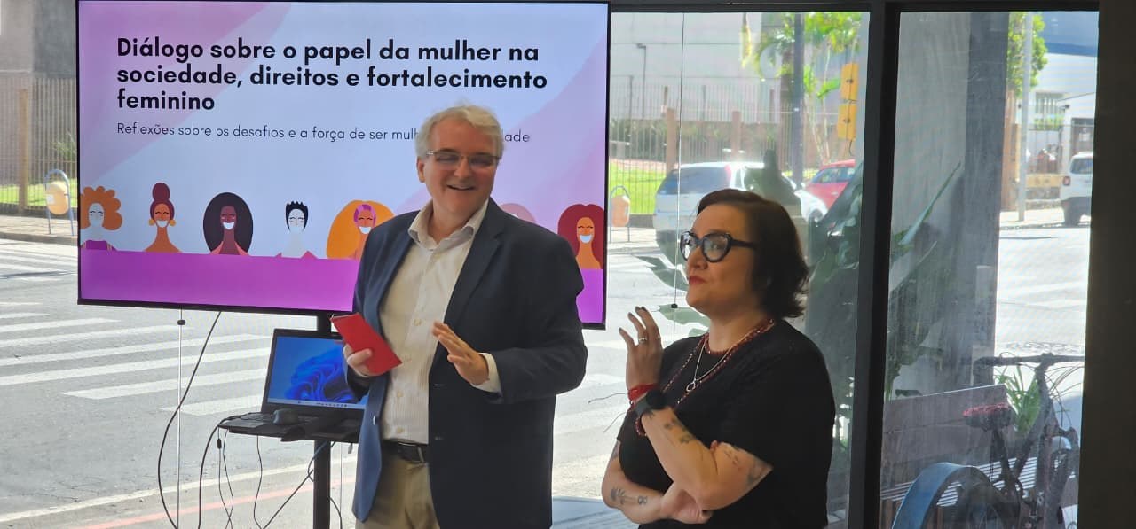 Palestra sobre o papel da mulher, direitos e fortalecimento feminino
